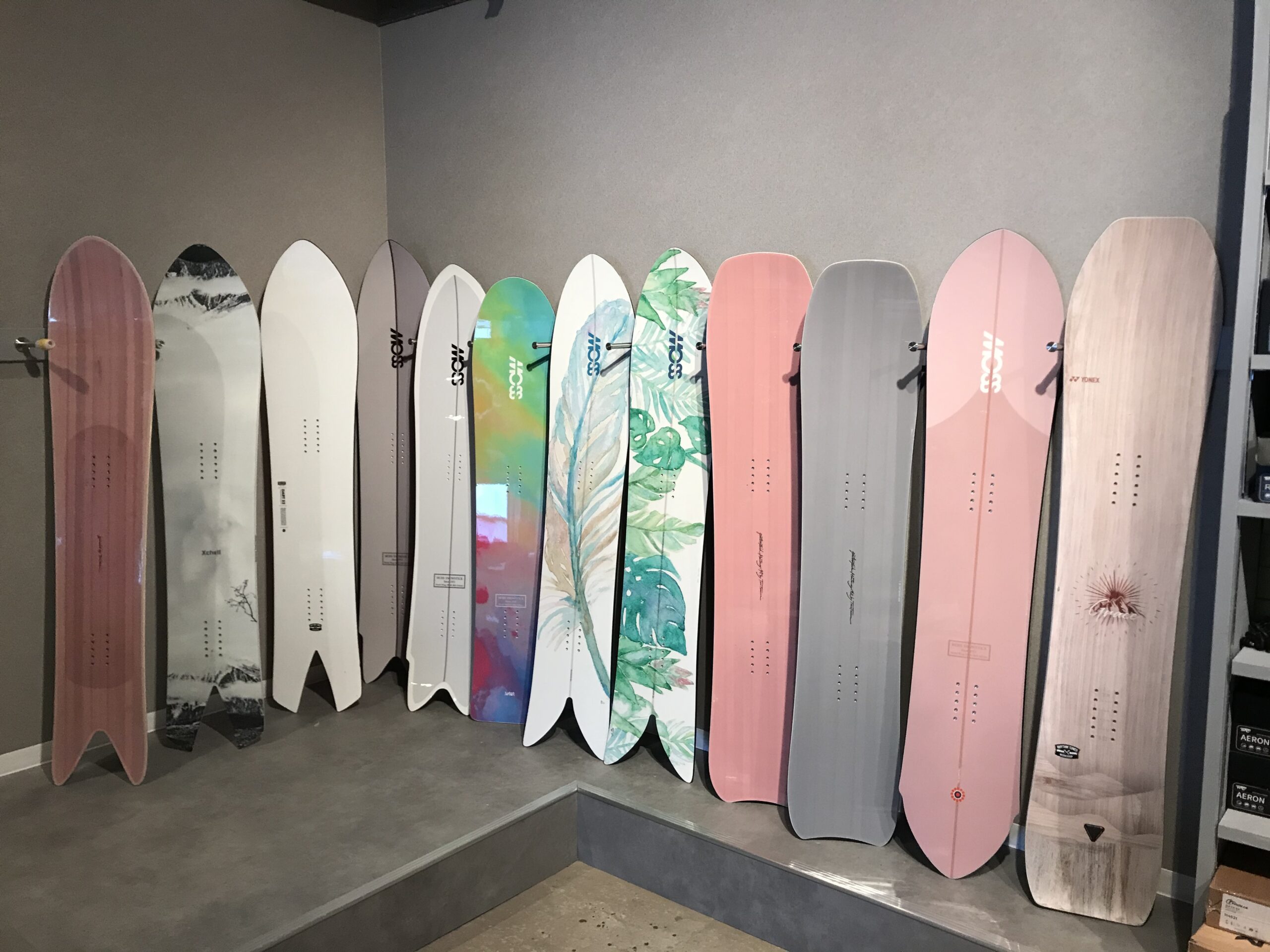 RAKU SNOW 雪具店陳列的多款單板滑雪板
