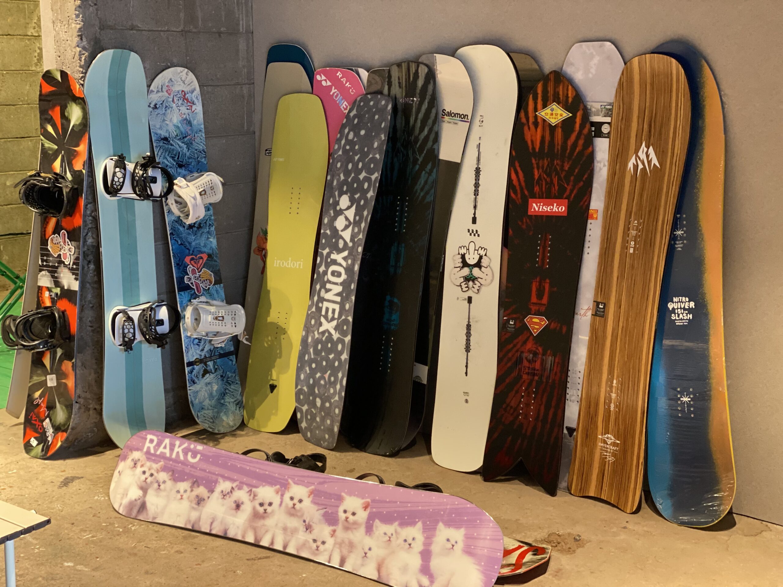 Raku Snow 雪具店內陳列的多款單板滑雪板
