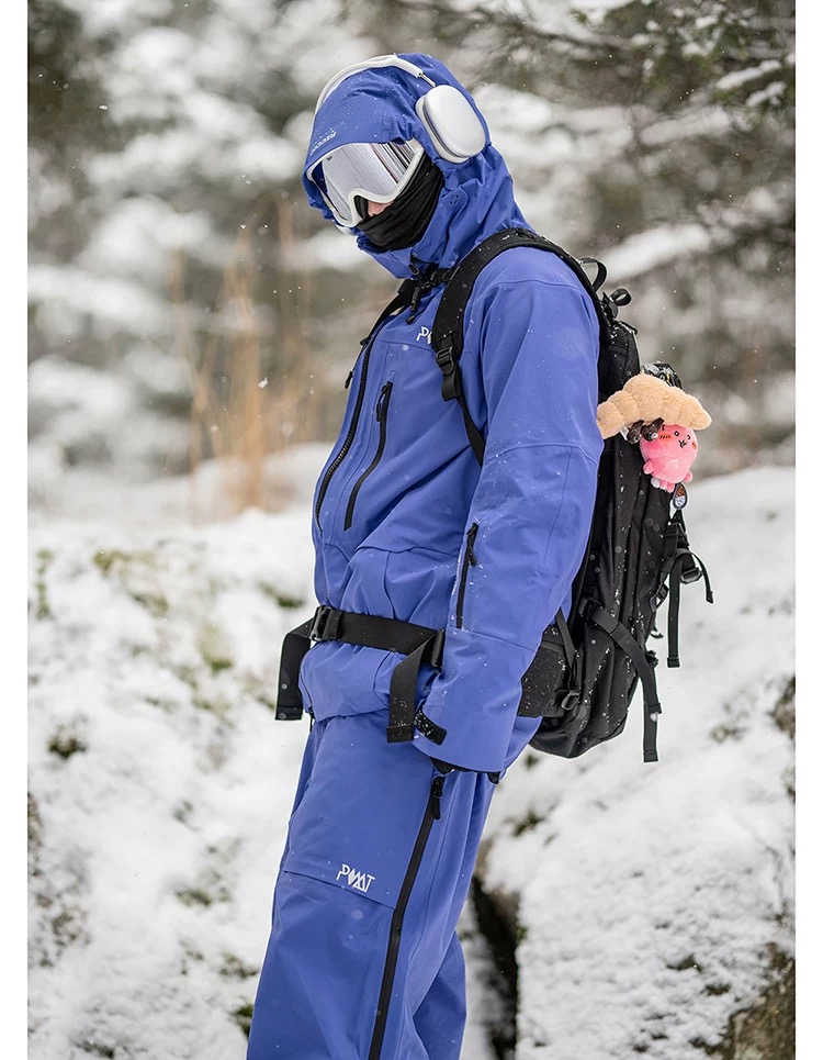 藍色滑雪服與護目鏡穿搭示範